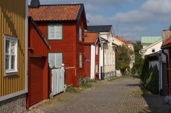 Un vicolo di Vasteras con le tipiche abitazioni, Svezia.




