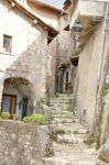 Un vicolo nel centro storico di Artena, Lazio, caratteristico borgo dalle case in pietra