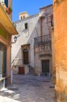 Un vicolo nel centro storico di Manduria, Puglia, Italia. La cittadina è situata sulle murge tarantine a 79 metri sul livello del mare.
