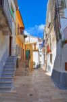 Un vicolo tradizionale nel centro storico di Ischitella, Puglia. Questo piccolo borgo sorge su un promontorio all'interno del parco Nazionale del Gargano: all'origine sarebbe stata una ...