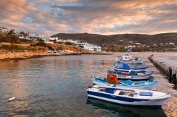 Un villaggio sull'isola di Donoussa fotografato al calar del sole, Grecia. In primo piano, le barche in legno ormeggiate al porto - © Milan Gonda / Shutterstock.com