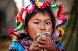 Una bambina peruviana in un villaggio sul lago Titicaca in Perù. - © May_Lana / Shutterstock.com