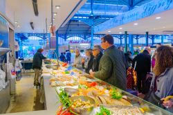 Una bancarella per la vendita del pesce in un mercato del centro di Digione, Francia - © RnDmS / Shutterstock.com