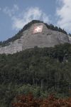 Una bandiera gigante della Svizzera su una montagna nei pressi di Vitznau. Siamo nel Canton Lucerna ai piedi del monte Rigi.

