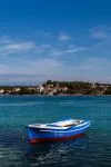 Una barca colorata ormeggiata alla banchina di Loviste, Croazia. Siamo all'estremità occidnetale della penisola di Peljesac, lunga 70 chilometri.

