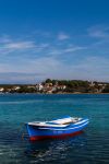 Una barca colorata ormeggiata alla banchina di Loviste, Croazia. Siamo all'estremità occidnetale della penisola di Peljesac, lunga 70 chilometri.

