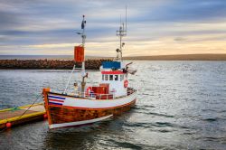 Una barca di pescatori ormeggiata nel porto di Hvammstangi, nel nord-ovest dell'Islanda.