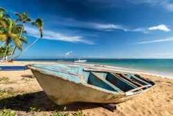 Una barca di pescatori sulla spiaggia di Juan Dolio in Repubblica Dominicana