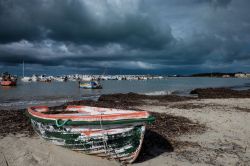 Una barca sulla spiaggia di Vada in Toscana.