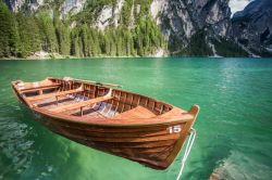 Una barca sulle acque limpide del Lago di Braies ...