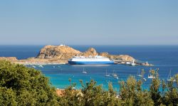 Una barca tra le rocce della costa di L'Ile-Rousse in Corsica