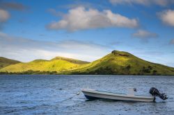 Una barchetta a motore a Viti Levu, Figi. In quest'isola e a Vanua Levu si trova quasi il 90% della popolazione totale dell'arcipelago.
