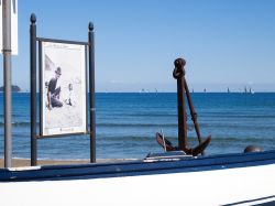 Una barchetta da pesca bianca e blu sul lungomare di Laigueglia, Liguria - © Mor65_Mauro Piccardi / Shutterstock.com