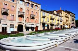 Una bella fontana nel centro di Acqui Terme, Piemonte. Città di impronta ottocentesca, Acqui Terme deve la sua fama al centro termale che risale all'epoca romana quando si iniziarono ...