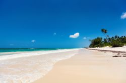 Una bella spiaggia bianca sulla costa del Kenya