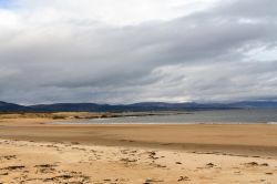 Una bella spiaggia di Dornoch fotografata in una giornata nuvolosa, Scozia.
