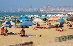 Una bella spiaggia di Durazzo, Albania. Durazzo è il luogo ideale in cui rilassarsi al mare: da non perdere le sue spiagge bianche e incontaminate - © LIUDMILA ERMOLENKO / Shutterstock.com ...