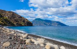 Una bella spiaggia selvaggia sull'Isola di Lipari, arcipelago delle Eolie, Sicilia. 