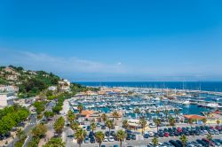 Una bella veduta dall'alto del villaggio di Le Lavandou e della marina, Provenza-Alpi-Costa Azzurra (Francia) - © Juergen Wackenhut / Shutterstock.com