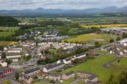 Una bella veduta dall'alto della cittadina di Stirling, Scozia. Il castello medievale sorge nel cuore del centro storico, su una scoscesa roccia vulcanica.
