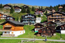 Una bella veduta dei tradizionali chalets di Bettmeralp, Svizzera. Le tipiche baite di montagna del Cantone Vallese  - © Peter Moulton / Shutterstock.com