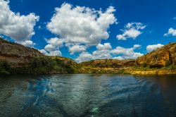 Una bella veduta del canyon di Sao Francisco nello stato di Alagoas, Brasile. Questo scenario di rara bellezza offre agli appassionati una natura selvaggia.
