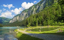 Una bella veduta del lago naturale di Montriond nei pressi di Morzine (Francia). Situato ai piedi di alte scogliere, questo lago alpino è il terzo più grande dell'Alta Savoia ...