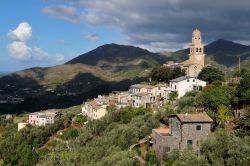 Una bella veduta del piccolo villaggio di Legnaro sulle colline di Levanto, Liguria. Questa frazione di Levanto sorge a 220 metri sul livello del mare - © Denis.Vostrikov / Shutterstock.com ...