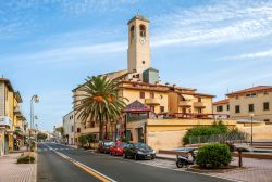 Una bella veduta della chiesa parrocchiale nel centro di San Vincenzo, Toscana - © Sergei Afanasev / Shutterstock.com