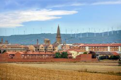 Una bella veduta della cittadina di Olite, Comunità Autonoma della Navarra (Spagna). Il Comune è situato nel distretto di Tafalya - © Elzloy / Shutterstock.com