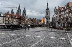 Una bella veduta della Grand Place di Tournai, Belgio, dopo la pioggia - © Werner Lerooy / Shutterstock.com