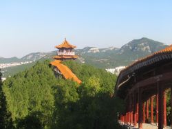 Una bella veduta della Hero's Mountain a Jinan, Cina. Chiamata Yingxiongshan, questa montagna, a sud est della città, è una delle aree migliori per una passeggiata nella natura.
 ...