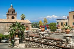 Una bella veduta di Taormina, la celebre città della Sicilia. Cielo azzurro, fiori e piante sono l'incantevole scenario naturale di questo angolo cittadino.


