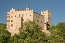 Una bella veduta panoramica del castello di Brunico, Trentino Alto Adige. Questa fortezza, che sorge su una collina nel centro storico del paese, venne fatta erigere nel 1251 dal principe vescovo ...