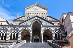 Una bella veduta panoramica della cattedrale di Amalfi, Campania. Sorge sulla sommità di una scalinata monumentale e domina la piazza principale del borgo. La facciata con il suo portico ...