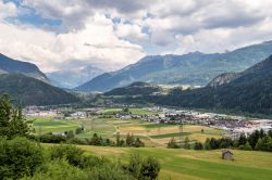 Una bella veduta panoramica di Imst, Tirolo, Austria. Sorge nella regione di Imst-Gurgltal, nella valle Oberinntal, a circa 830 metri di altitudine.
