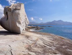 Una bizzarra formazione rocciosa lungo la costa della Corsica: siamo nei pressi di Lumio, cittadina della regione della Balagna.
