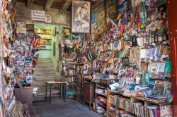 Una bottega di libri usati a Santiago de Cuba - © Maurizio De Mattei / Shutterstock.com