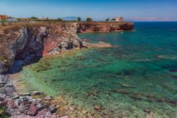 Una cala rocciosa spettacolare nel mare di Terrasini in Sicilia