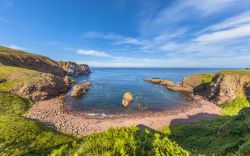 Una caletta rocciosa sulla costa di St Abbs Head in Scozia