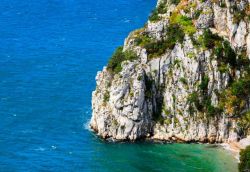 Una caletta appartata vicino a Sistiana tra le rocce del Carso, Friuli Venezia Giulia