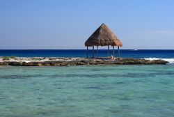 Una capanna in paglia lungo la costa di Akumal, Messico. Akumal vanta una posizione geografica eccellente che permette di raggiungere con estrema facilità qualsiasi altro punto della ...