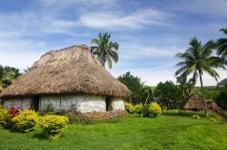 Una casa con il tetto in paglia nel villaggio di Navala, Viti Levu, Figi. E' uno dei pochi insediamenti delle Figi che ha mantenuta intatta la sua architettura tradizionale - © Don ...
