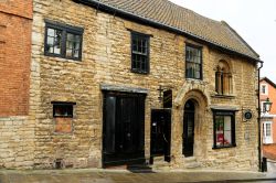 Una casa di epoca normanna a Steep Hill, Lincoln, Inghilterra. L'edificio è attualmente sede di un'azienda che importa tè - © Angelina Dimitrova / Shutterstock.com ...