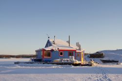 Una casa isolata sulla Yellowknife Bay sul Grande Lago degli Schiavi, in Canada