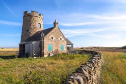 Una casa per le vacanze chiusa in inverno sull'isola di Lindisfarne, Inghilterra.

