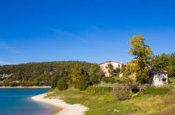 Una casa sulle rive del lago di Fiastra nelle Marche