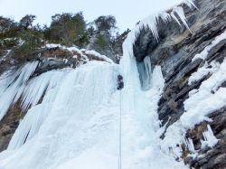 Una cascata ghiacciata nella regione di Andeer in Svizzera, Canton dei Grigioni