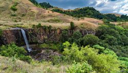 Una cascata nei pressi di Monks Cowl nelle montagne Drakensberg provincia di KwaZulu-Natal, Sudafrica