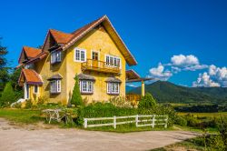 Una casetta in stile europeo nella campagna di Mae Hong Son, Thailandia.


